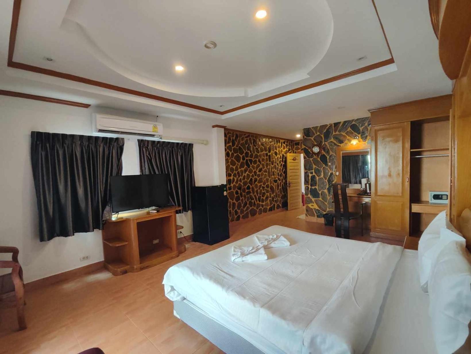Patong Rockshore 2*
