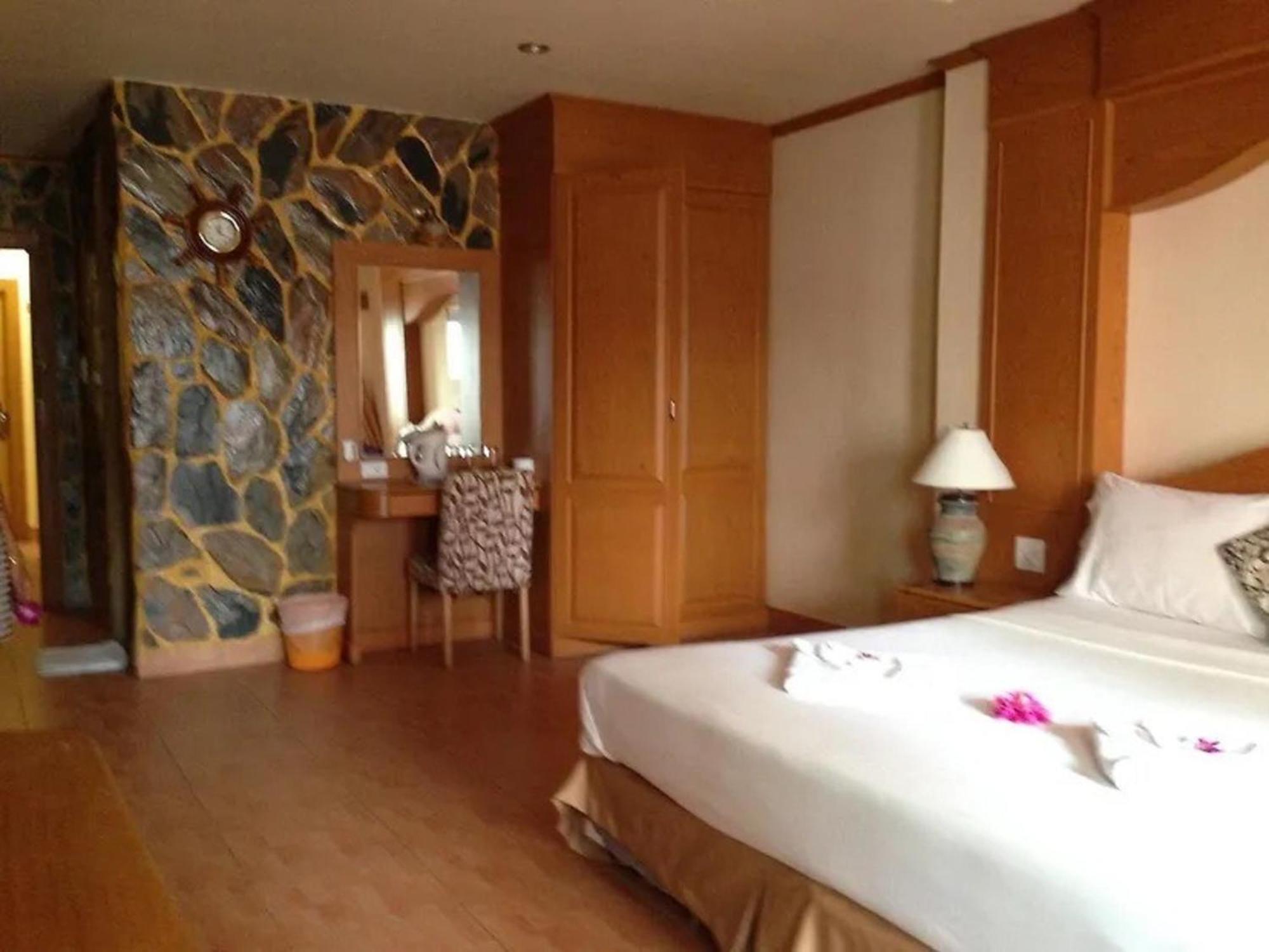 Patong Rockshore 2*