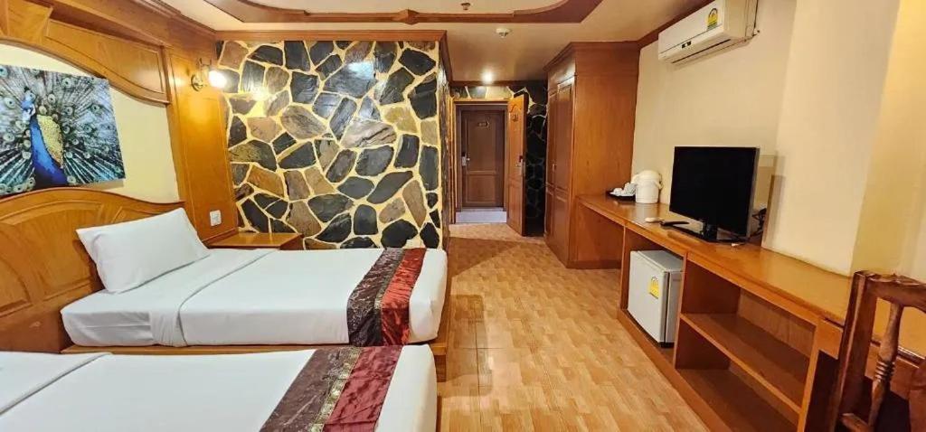 Отель Patong Rockshore 2*